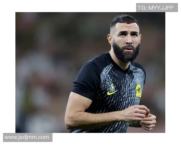 本泽马重返巅峰之路:从困境到荣耀的传奇旅程 本泽马重返巅峰之路:从困境到荣耀的传奇旅程